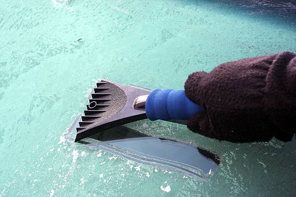 abschaben der windschutzscheibe - window frozen car cold stock-fotos und bilder