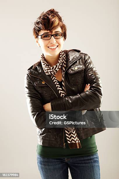 Sonriente Joven Mujer Chaqueta De Cuero Foto de stock y más banco de imágenes de Brazos cruzados - Brazos cruzados, Chaqueta de cuero, Mujeres