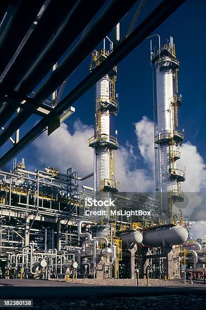 Foto de Indústria Petrolífera e mais fotos de stock de Abastecer - Abastecer, Combustível fóssil, Desastre ecológico