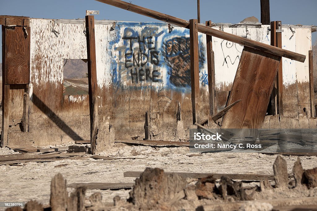 Grafite, o fim está aqui, abandonado parede, Mar de Salton, Califórnia - Foto de stock de Abandonado royalty-free