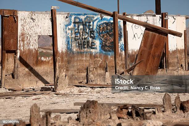 Foto de Grafite O Fim Está Aqui Abandonado Parede Mar De Salton Califórnia e mais fotos de stock de Abandonado