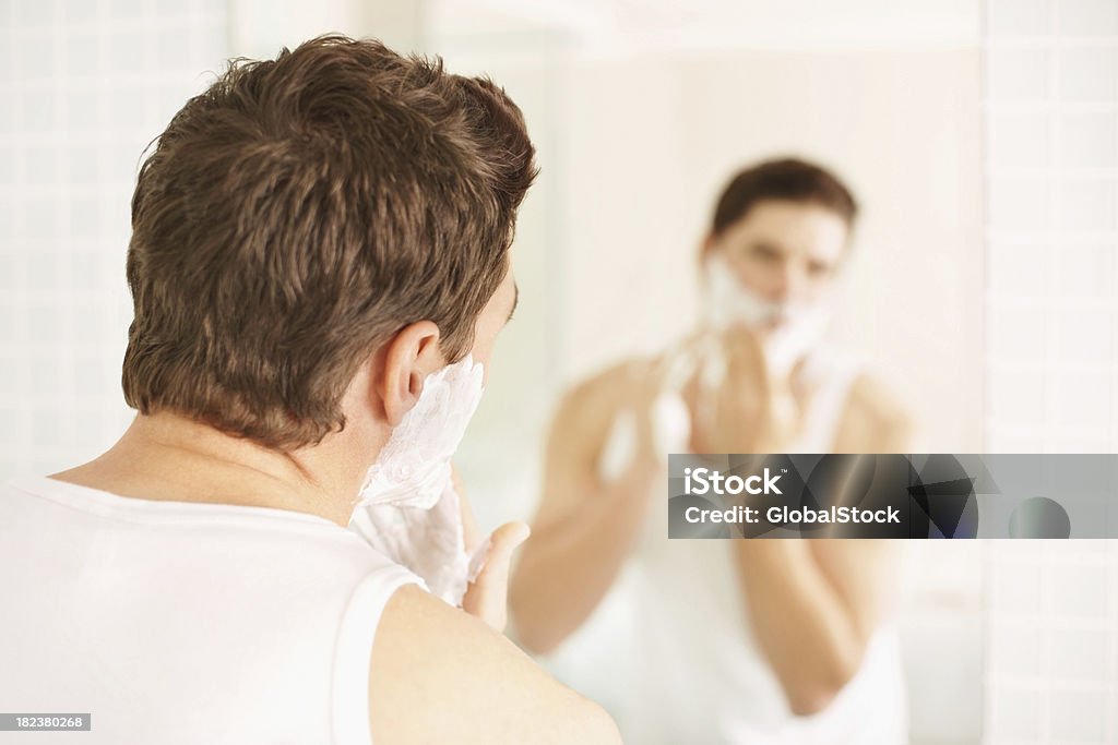 Homem de idade mediana na frente do Espelho de Barbear - Royalty-free 30-39 Anos Foto de stock
