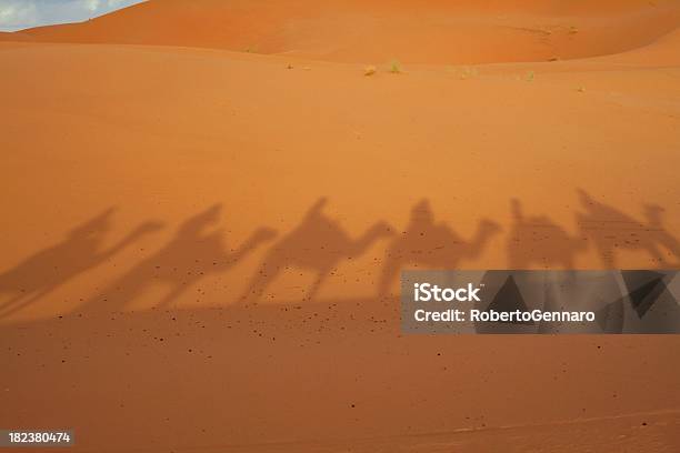 Караван Теней — стоковые фотографии и другие картинки Erg Chebbi Dunes - Erg Chebbi Dunes, Great Western Erg, Аборигенная культура