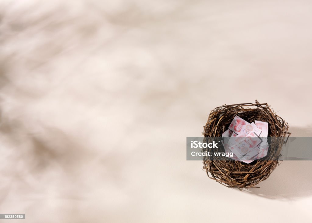 Yuan chinês em um ninho de pássaros - Foto de stock de Ninho de pássaro royalty-free
