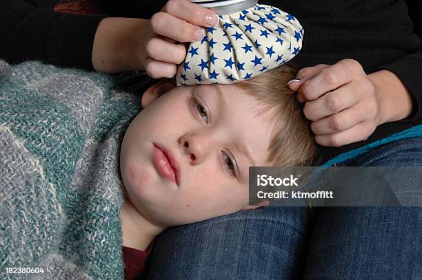 Menino Doente - Fotografias de stock e mais imagens de 8-9 Anos - 8-9 Anos, Cabelo Louro, Cobertor