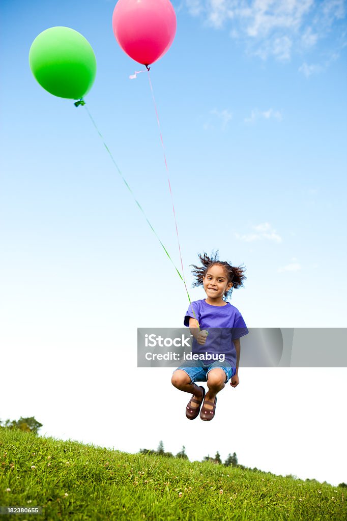 행복한 어린 소녀 뛰어내림, 풍선 외부 - 로열티 프리 4-5세 스톡 사진