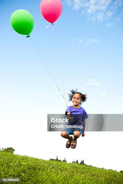 행복한 어린 소녀 뛰어내림 풍선 외부 4-5세에 대한 스톡 사진 및 기타 이미지 - 4-5세, 들, 맑은 하늘