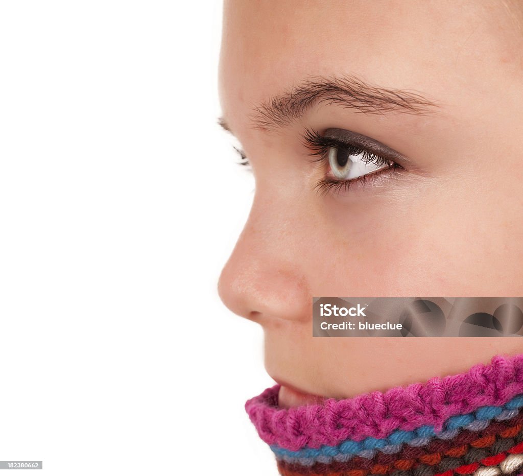Симпатичная девочка с красочными Вязаный пуловер - Стоковые фото В профиль роялти-фри