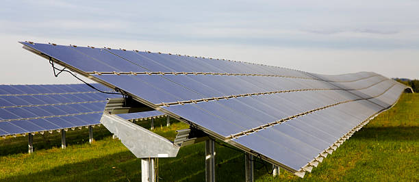 granja de energía solar en el campo - eos5d fotografías e imágenes de stock