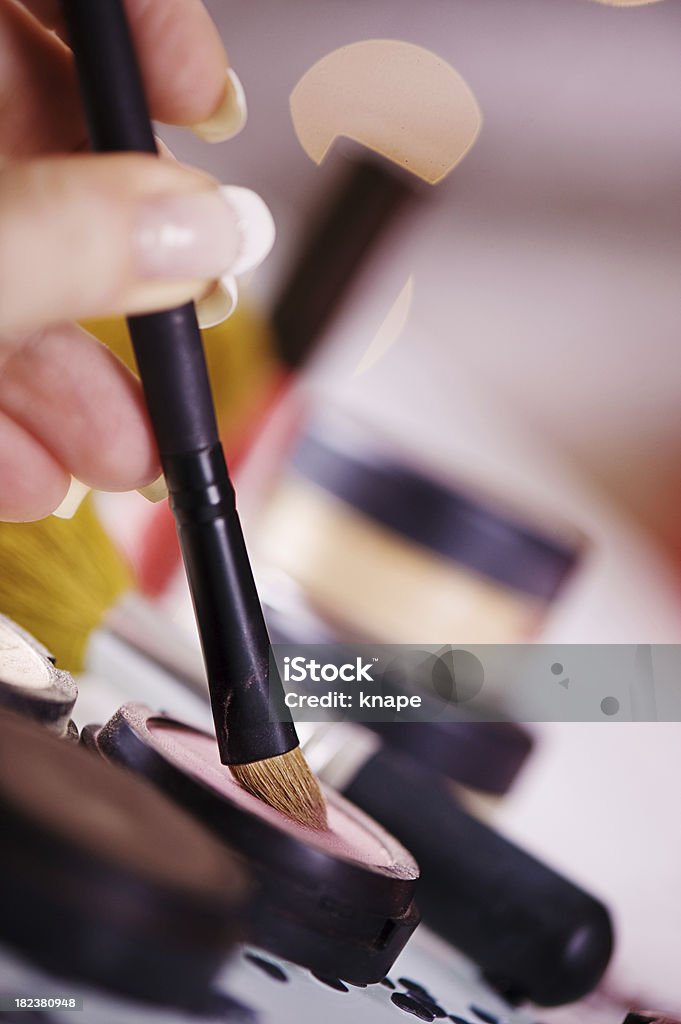 Maquillage pinceau Fard à paupières-Gâteau et - Photo de Appliquer libre de droits