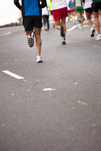 maraton biegaczy - distance running jogging running fog zdjęcia i obrazy z banku zdjęć