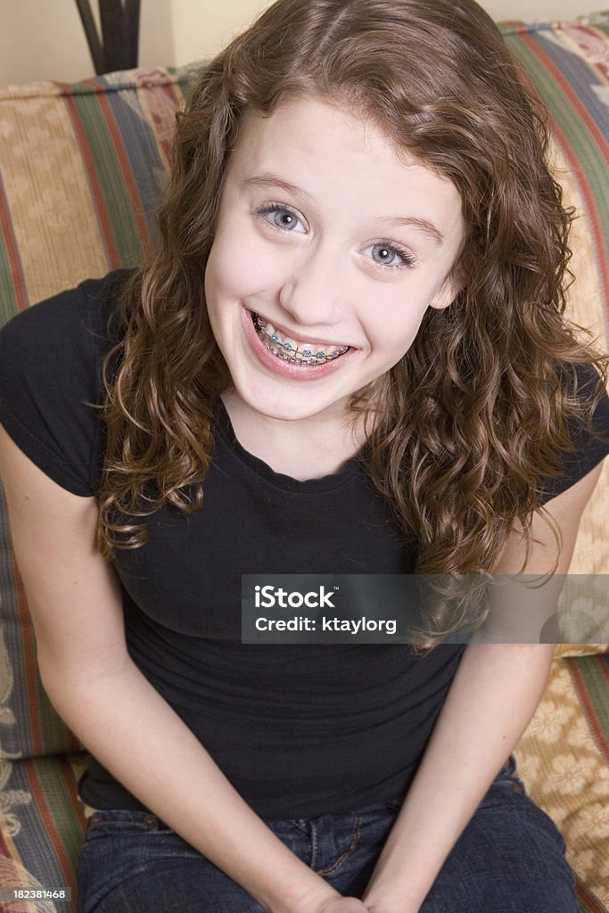 Teen en camiseta negra - Foto de stock de 14-15 años libre de derechos