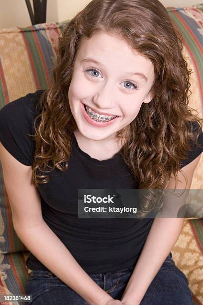 Teen En Camiseta Negra Foto de stock y más banco de imágenes de 14-15 años - 14-15 años, Adolescencia, Adolescente
