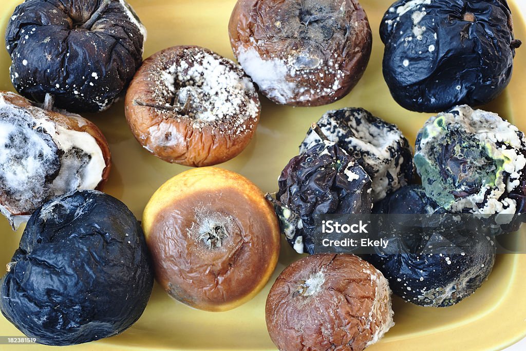 Groupe de pommes decaying de différentes couleurs sur plaque jaune. - Photo de Aliment libre de droits