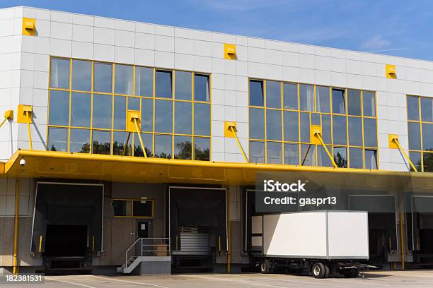 Moderne Laderampen Stockfoto und mehr Bilder von Lagerhalle - Lagerhalle, Herstellendes Gewerbe, Beladen