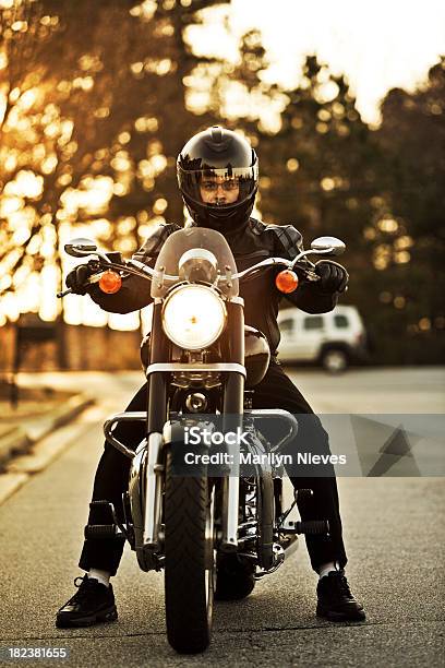 Motociclista En Su Cruiser Foto de stock y más banco de imágenes de Motocicleta - Motocicleta, Hombres, Montar