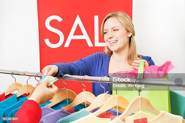 Junge Frau Einkaufen Modesale Einkaufen Mit Kreditkarte Stockfoto und mehr Bilder von Aushilfsverkäufer