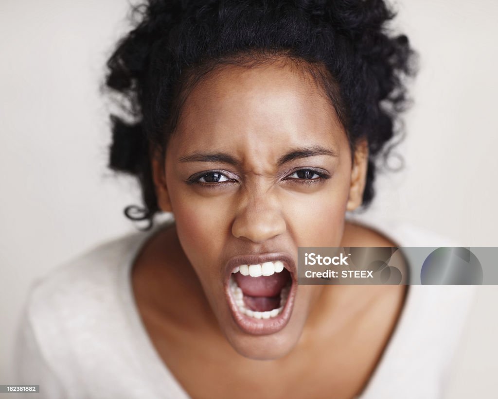 Retrato de uma jovem mulher gritando - Foto de stock de Berrar royalty-free