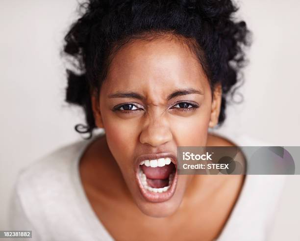 Foto de Retrato De Uma Jovem Mulher Gritando e mais fotos de stock de Berrar - Berrar, Mulheres, Origem Africana