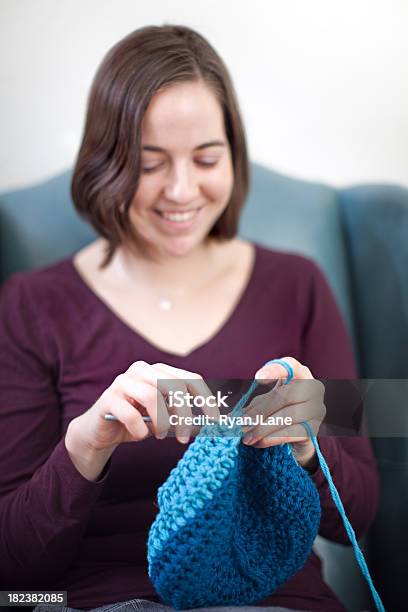 Crocheting 행복한 젊은 여자 20-29세에 대한 스톡 사진 및 기타 이미지 - 20-29세, 가정 생활, 가정의 방