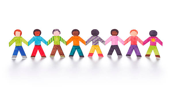 papel colorido crianças segurando as mãos - community paper chain people support - fotografias e filmes do acervo