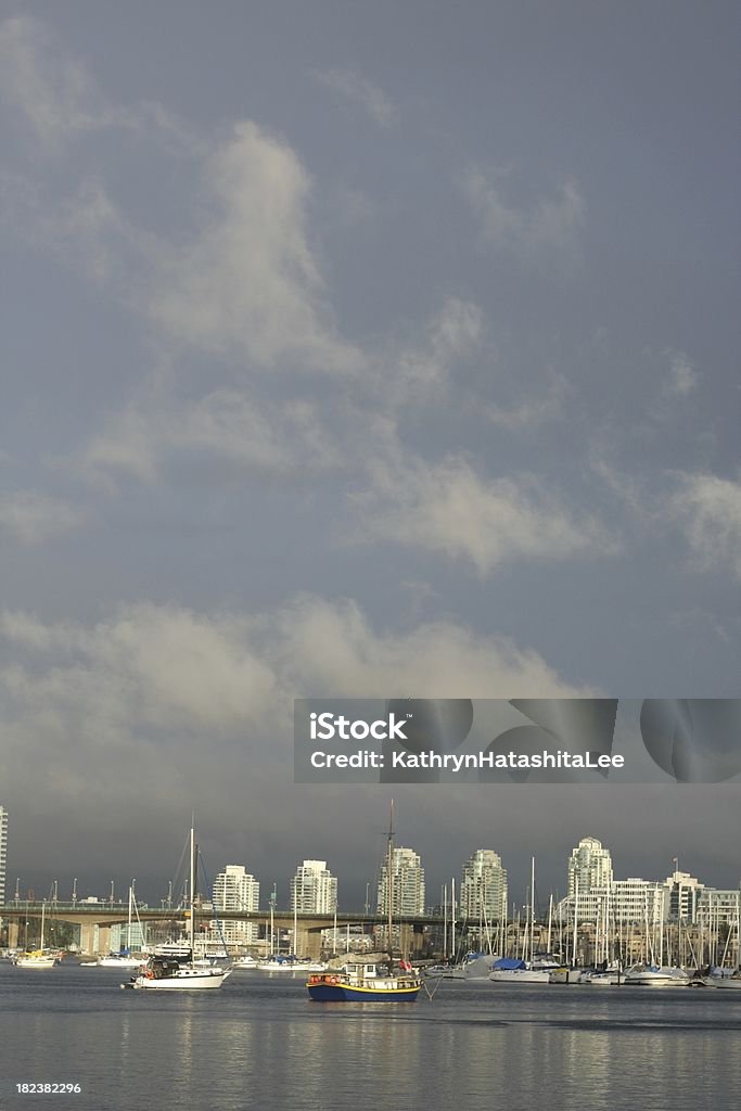 Парусные в облачное небо, Ванкувер - Стоковые фото Cambie Bridge роялти-фри