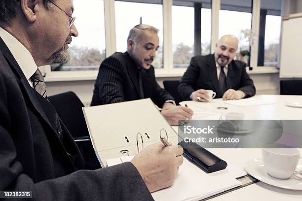 Mesa De Reunião - Fotografias de stock e mais imagens de Adulto - Adulto, Asiático e indiano, De aparência caucasiana