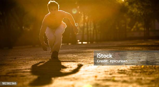 Entrenamiento Al Aire Libre Foto de stock y más banco de imágenes de 20 a 29 años - 20 a 29 años, Agacharse, Andar de puntillas