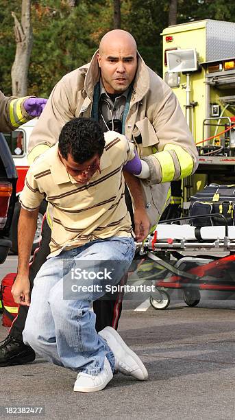 Photo libre de droit de Auxiliaire Médical Aide À Une Victime banque d'images et plus d'images libres de droit de Accident bénin - Accident bénin, Accident et désastre, Auxiliaire médical