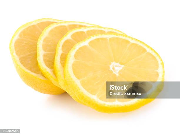 Limoni Gialli - Fotografie stock e altre immagini di Limone - Limone, Fetta, Fotografia da studio