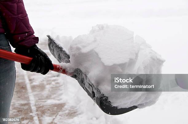 Foto de Segurando Pá Para Neve e mais fotos de stock de Pá para neve - Pá para neve, Pesado - Peso, Pá