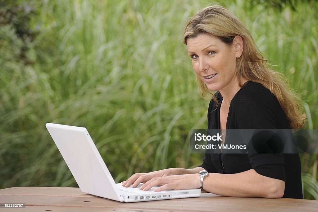 Travail de femme pour ordinateur portable sans fil à l'extérieur - Photo de Adulte libre de droits
