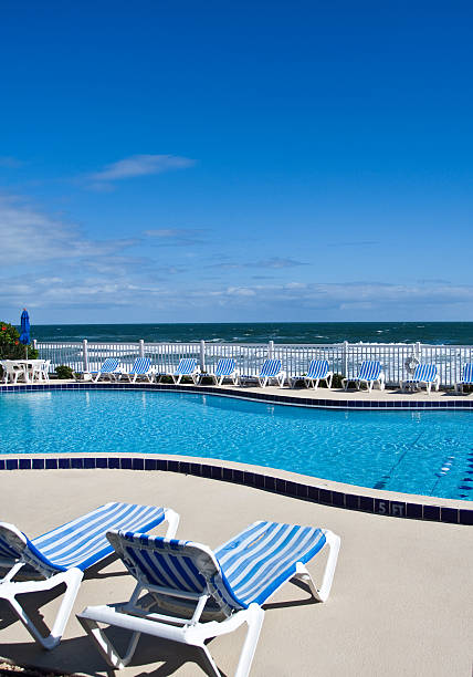 sdraio a bordo piscina - motel swimming pool resort swimming pool tourist resort foto e immagini stock