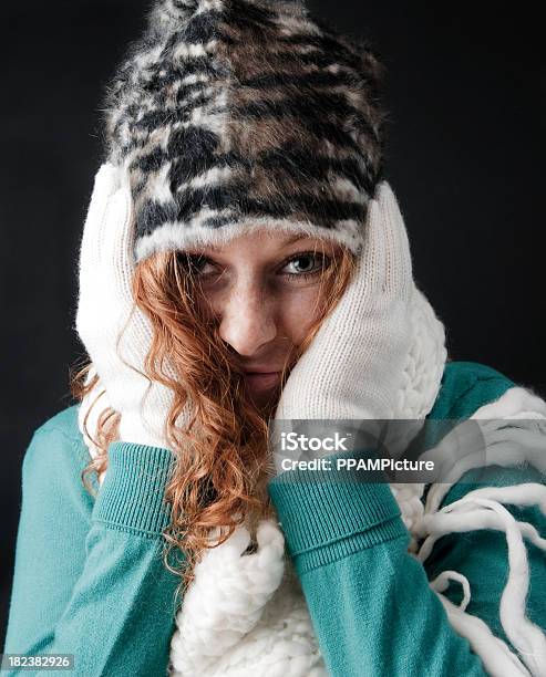 Ragazza Inverno - Fotografie stock e altre immagini di Abbigliamento - Abbigliamento, Adulto, Affettuoso