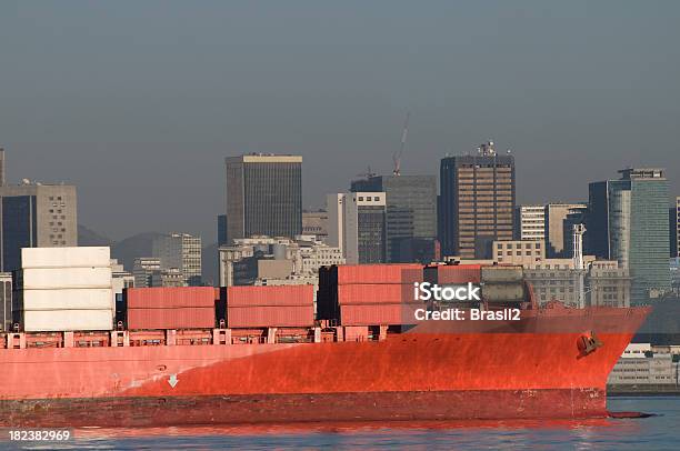 Containerfrachttransport Stockfoto und mehr Bilder von Ankunft - Ankunft, Auf dem Wasser treiben, Ausrüstung und Geräte