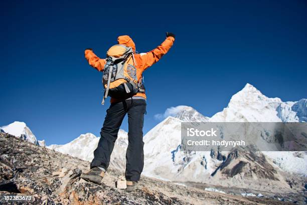 Mujer Ascensores Sus Brazos En La Victoria El Monte Everest En El Fondo Foto de stock y más banco de imágenes de Adulto