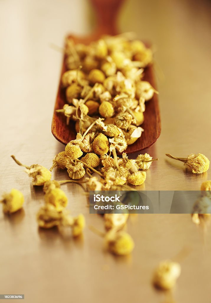 Spa ainda vida de Camomile flores na colher de madeira - Foto de stock de Alimentação Saudável royalty-free