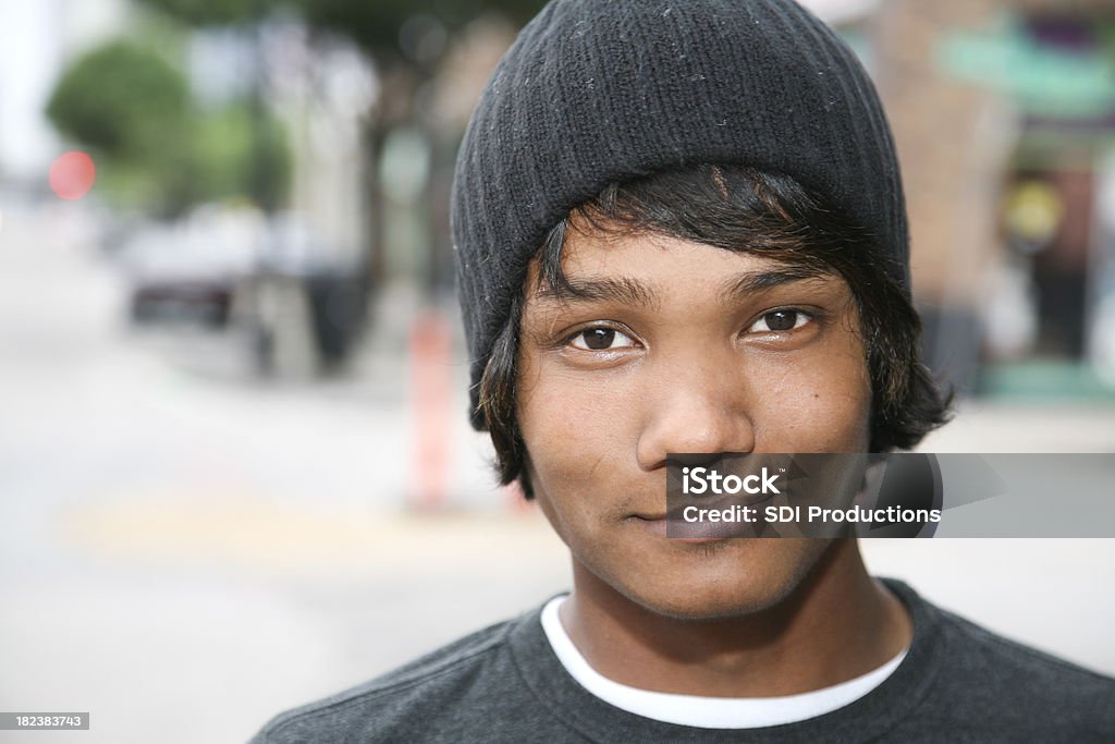 Ritratto di uomo di razza mista sorridente su una strada - Foto stock royalty-free di Giovane adulto