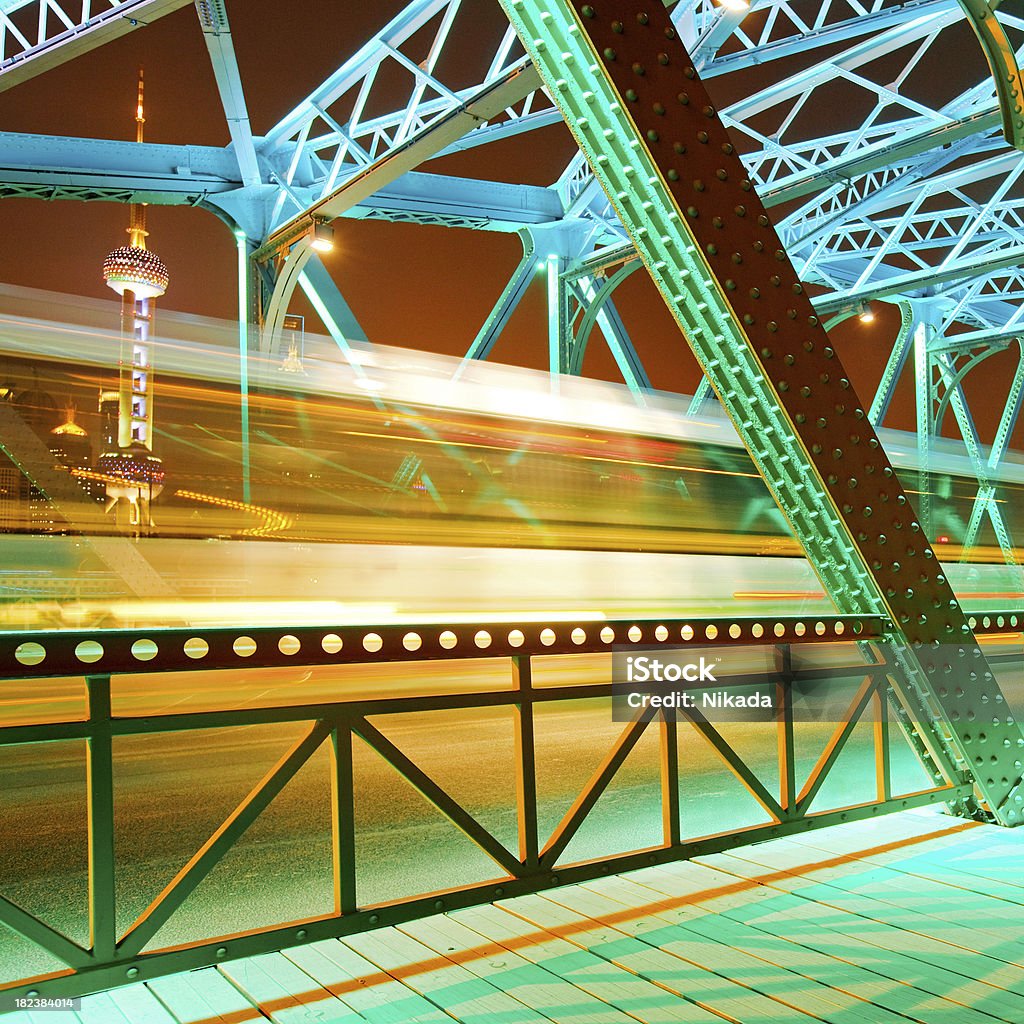 Beleuchtete Brücke in Shanghai - Lizenzfrei Abenddämmerung Stock-Foto