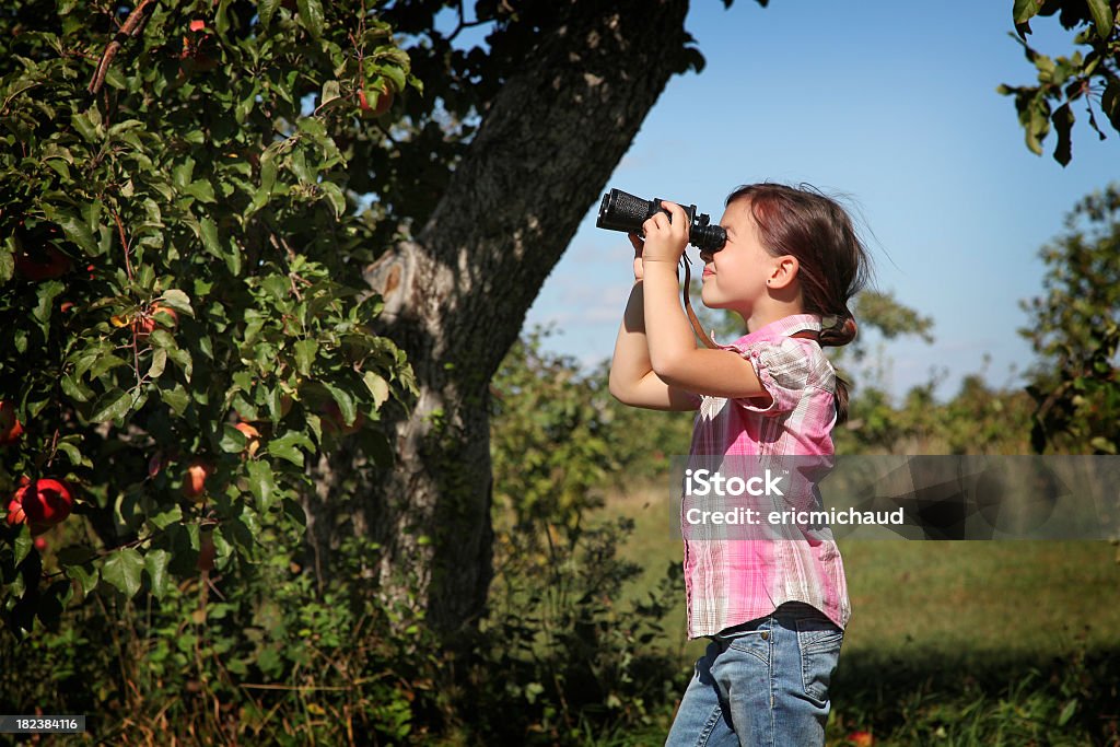 Giovane ragazza con Binocolo - Foto stock royalty-free di 6-7 anni