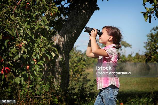 Giovane Ragazza Con Binocolo - Fotografie stock e altre immagini di 6-7 anni - 6-7 anni, Adolescente, Allegro