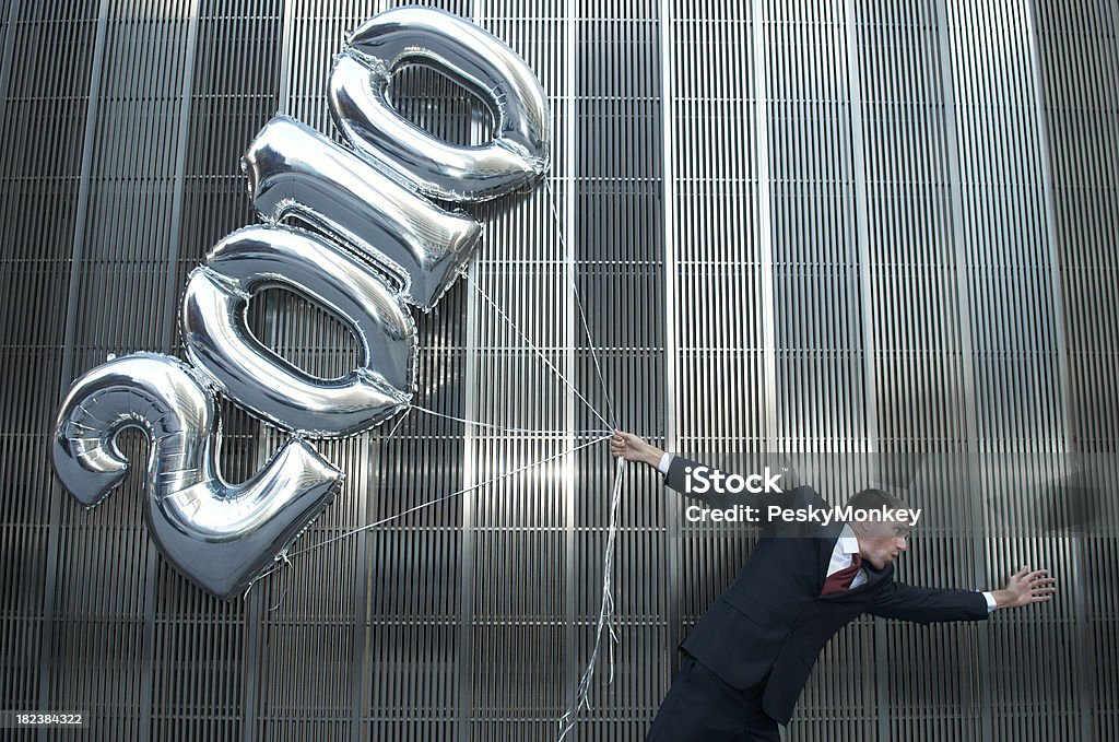 Empresário arraste 2010 balões na parede - Royalty-free 2010 Foto de stock