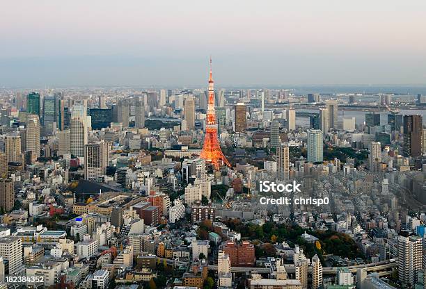 Foto de Vista Aérea Do Centro De Tóquio Ao Anoitecer e mais fotos de stock de Antena - Equipamento de telecomunicações - Antena - Equipamento de telecomunicações, Arquitetura, Arranha-céu