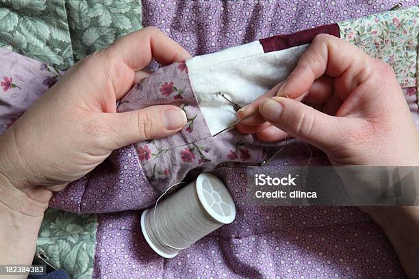 Foto de Colchas De Mãos e mais fotos de stock de Agulha - Agulha, Alfinete de Fralda - Objeto manufaturado, Arte e Artesanato - Assunto