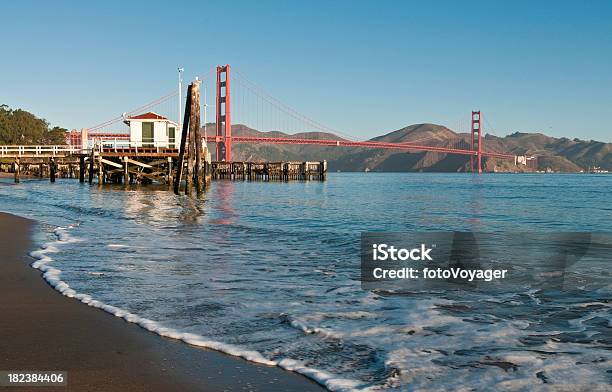 Golden Gate Bridge Headlands Daybreak Playa De La Costa De San Francisco California Foto de stock y más banco de imágenes de Agua