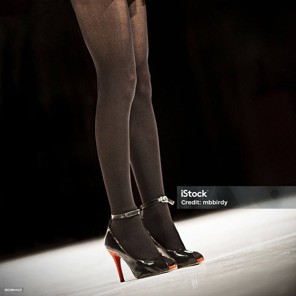 Sexy gambe lunghe nella sfilata di moda - Foto stock royalty-free di Adulto