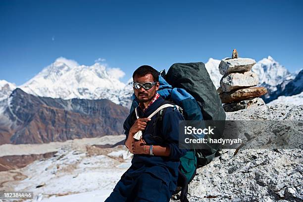 Foto de Nepalês Porter Contra Um Fundo Do Monte Everest e mais fotos de stock de Sherpa - Sherpa, Monte Everest, Adulto