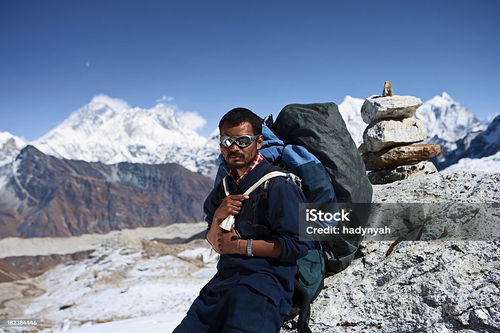 Nepali портье на фоне Гора Эверест - С�токовые фото Шерпа роялти-фри
