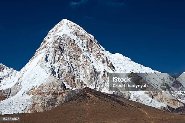 Foto de Pumo Ri E Kala Pattar Parque Nacional Do Monte Everest e mais fotos de stock de Azul