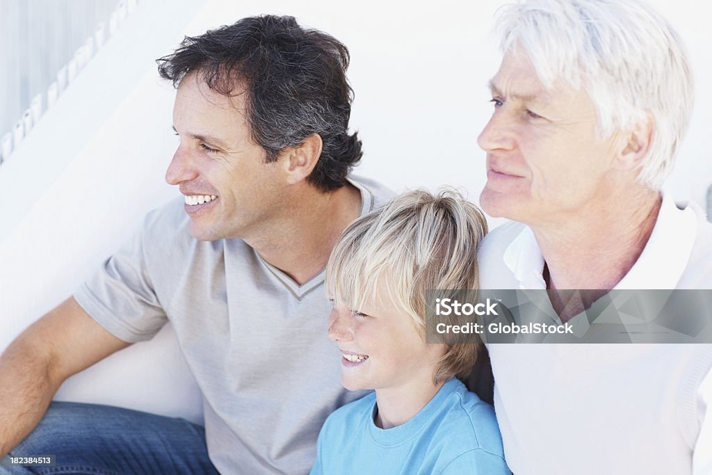 Menino sorridente com pai e seu avô - Foto de stock de 40-44 anos royalty-free